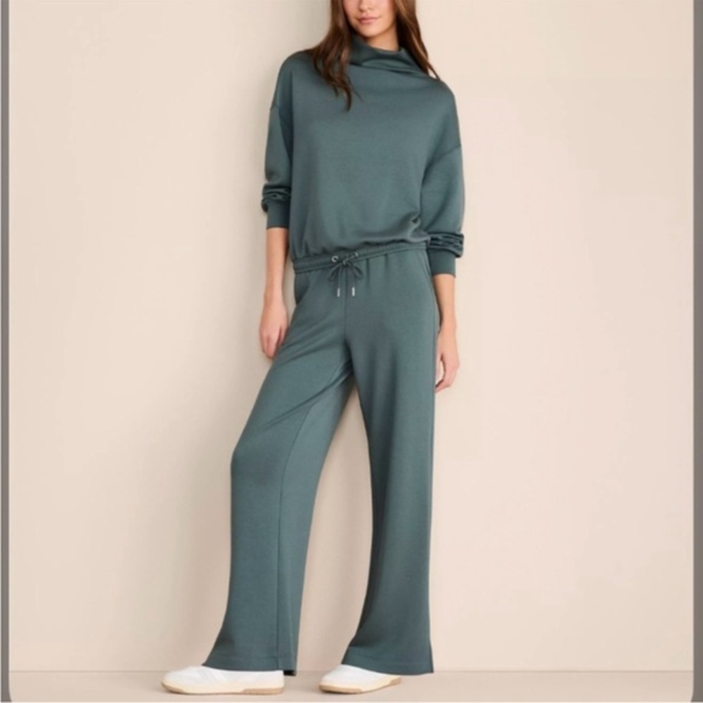 Lou & Grey Scubasoft Side Slit Straight Leg Pants in Deep Delphinium Size XS